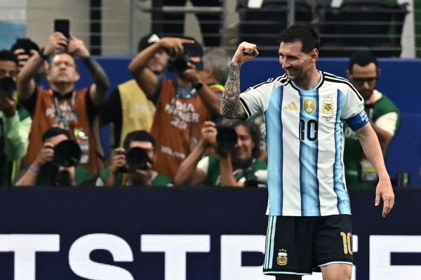 الأرجنتين إلى دور الـ32 بثنائية قياسية للأسطورة ميسي الأرجنتين إلى دور الـ32 بثنائية قياسية للأسطورة ميسي