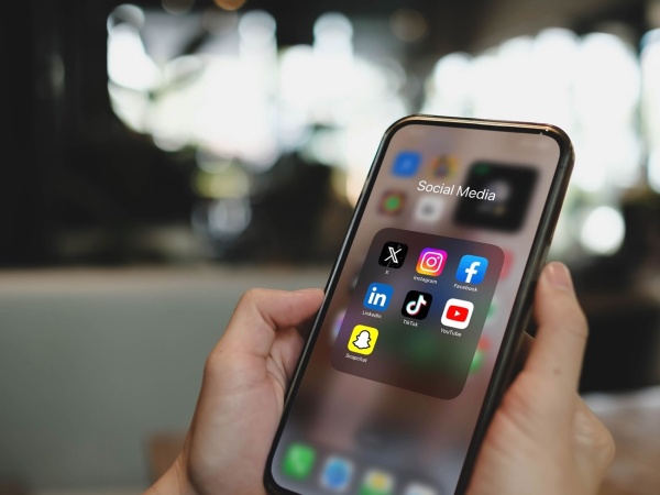 بريطانيا تضع خطة لحظر طوعي ليلي على وسائل التواصل للمراهقين بريطانيا تضع خطة لحظر طوعي ليلي على وسائل التواصل للمراهقين