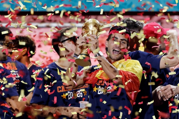 بعد الفوز بكأس العالم إسبانيا تطالب إنفانتينو بالاستقالة بعد الفوز بكأس العالم إسبانيا تطالب إنفانتينو بالاستقالة