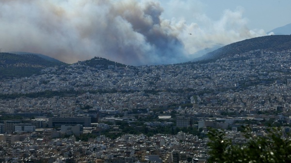 اليونان تصدر أمر إخلاء جزئي لضاحية غرب أثينا اليونان تصدر أمر إخلاء جزئي لضاحية غرب أثينا
