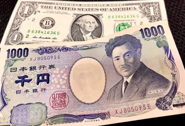 الين قرب أدنى مستوى منذ 40 عاما الين قرب أدنى مستوى منذ 40 عاما