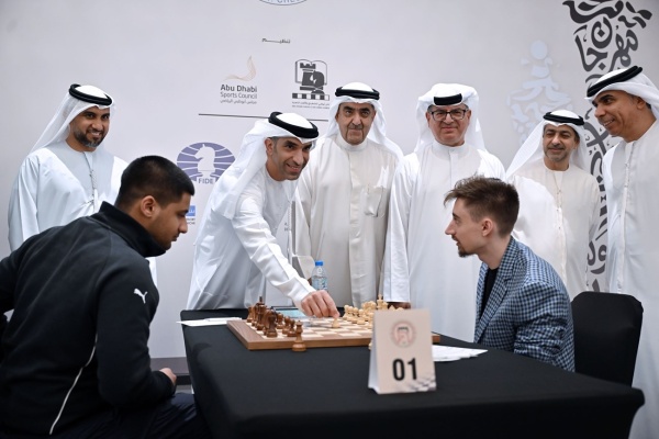 الزيودي يطلق ضربة البداية انطلاق مهرجان أبوظبي الدولي للشطرنج الزيودي يطلق ضربة البداية انطلاق مهرجان أبوظبي الدولي للشطرنج