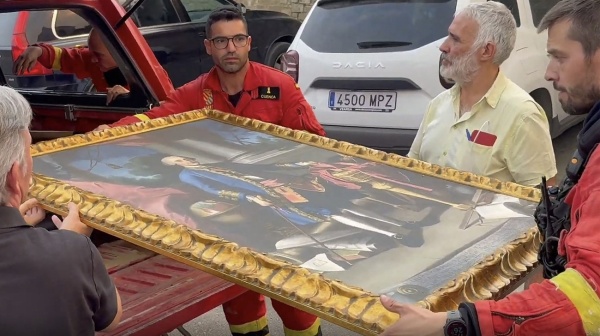 تعبئة في إسبانيا لإنقاذ دير تاريخي من حريق غابات تعبئة في إسبانيا لإنقاذ دير تاريخي من حريق غابات