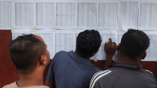 عائلات المفقودين تتمسك بالأمل بعد أيام من فيضانات نيبال عائلات المفقودين تتمسك بالأمل بعد أيام من فيضانات نيبال