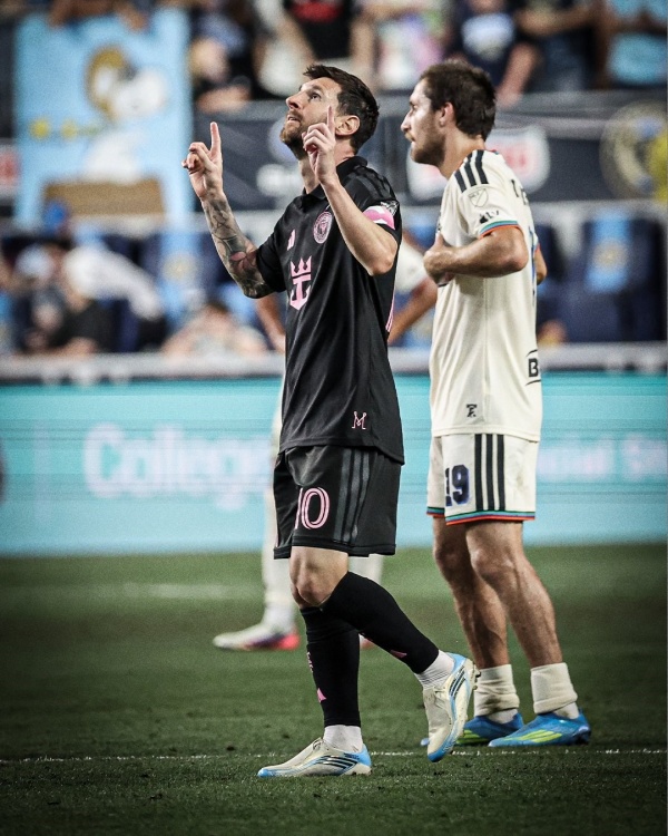 ميسي يغلب أحزانه بالهدف الأول بعد وفاة والده ميسي يغلب أحزانه بالهدف الأول بعد وفاة والده