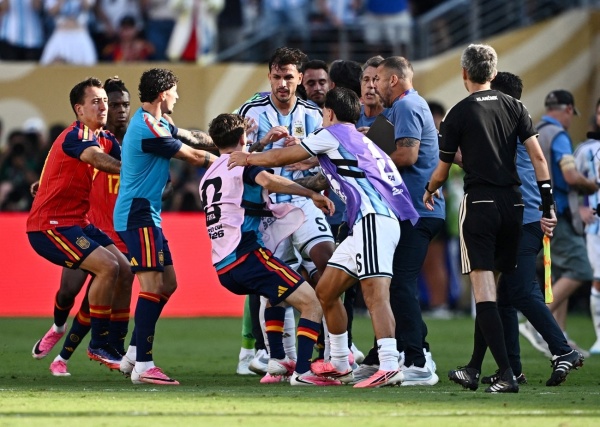 الفيفا يذبح الأرجنتين بسبب أحداث نهائي المونديال الفيفا يذبح الأرجنتين بسبب أحداث نهائي المونديال