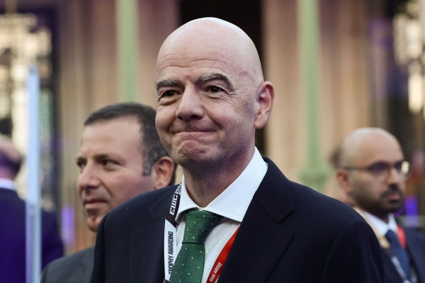 من بلاتيني إلى إنفانتينو يجب أن ترحل لأنك لم تحترم قوانين كرة القدم من بلاتيني إلى إنفانتينو يجب أن ترحل لأنك لم تحترم قوانين كرة القدم