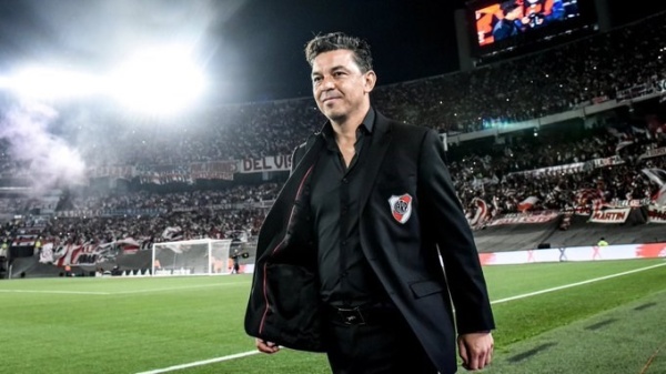 أنجح مدرب في تاريخ ريفر بلايت يقود أحلام منتخب الإكوادور