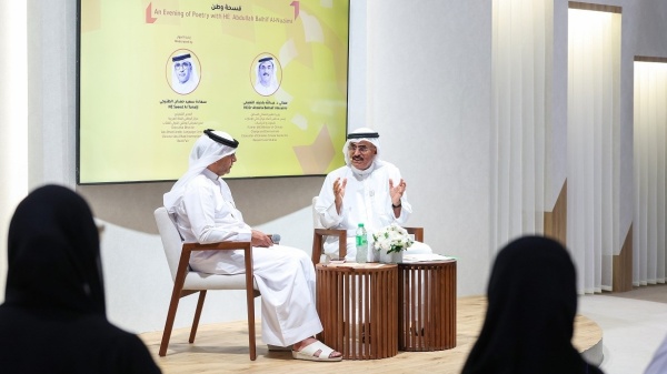 عبدالله بلحيف النعيمي يناقش عجيج على ضفاف الخليج في أبوظبي للكتاب