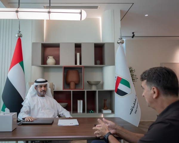 حمدان بن مبارك يلتقي زلاتكو مدرب منتخبنا الوطني حمدان بن مبارك يلتقي زلاتكو مدرب منتخبنا الوطني