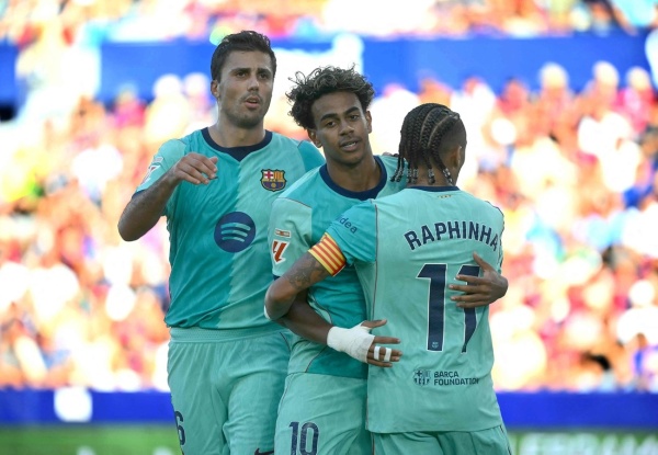 الدوري الإسباني ثنائية يامال تقود برشلونة للفوز على ليفانتي 4 2