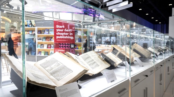 أبوظبي للكتاب الـ 35 يعز ز الحوار المعرفي عبر برنامجه الثقافي أبوظبي للكتاب الـ 35 يعز ز الحوار المعرفي عبر برنامجه الثقافي