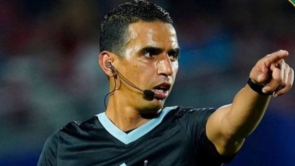 طاقم مغربي يدير مباراة الأبيض أمام قطر