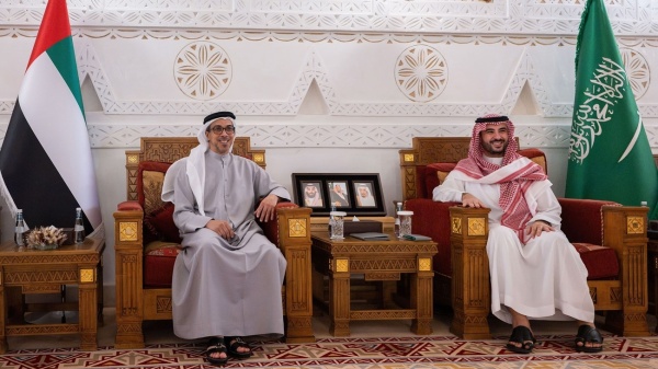 خلال زيارة أخوية منصور بن زايد وخالد بن سلمان يبحثان في الرياض العلاقات الأخوية