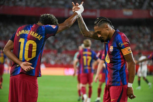 مدرب برشلونة يثني على رافينيا بعد هاتريك إشبيلية مدرب برشلونة يثني على رافينيا بعد هاتريك إشبيلية