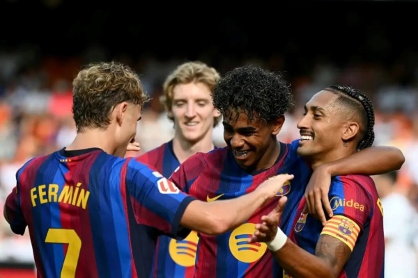 برشلونة الهجوم الأقوى منذ 75 عاما برشلونة الهجوم الأقوى منذ 75 عاما