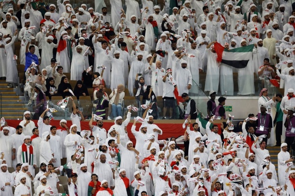 جماهير الإمارات ترسم أجمل لوحة في خليجي 27