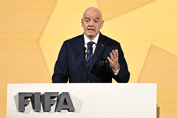 رئيس الاتحاد الألماني منتقدا إنفانتينو لا يمكن أن يحرس الثعلب بيت الدجاج رئيس الاتحاد الألماني منتقدا إنفانتينو لا يمكن أن يحرس الثعلب بيت الدجاج