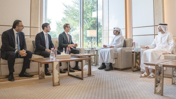 مكتوم بن محمد يلتقي رئيس شركة سي في سي ماراثون العالمية مكتوم بن محمد يلتقي رئيس شركة سي في سي ماراثون العالمية