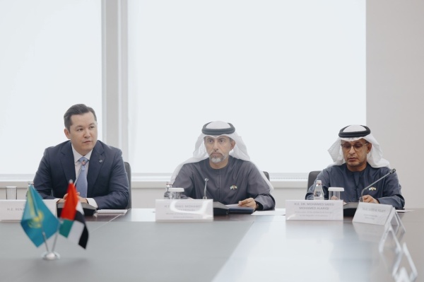 سهيل المزروعي يترأس وفد الإمارات إلى كازاخستان لتعزيز التعاون في القطاعات الحيوية