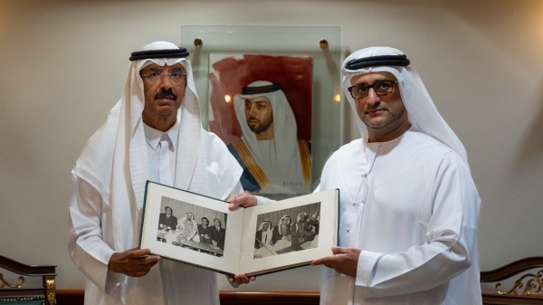 محمد المر يهدي الأرشيف والمكتبة الوطنية سجلا نادرا يوثق زيارة الشيخ زايد الأولى إلى باكستان