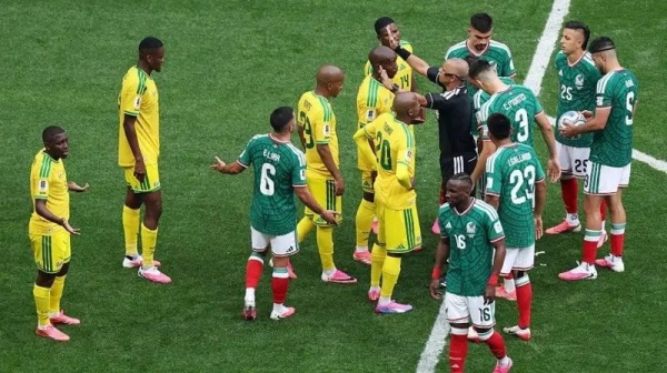 الحذاء الوردي يغزو الملاعب موضة مونديالية أم استراتيجية تسويقية