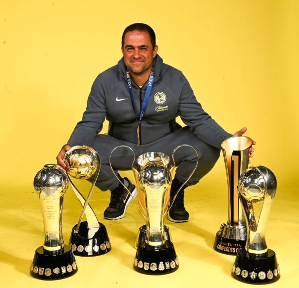 شباب الأهلي يتعاقد مع صانع الأمجاد خلفا لسوزا شباب الأهلي يتعاقد مع صانع الأمجاد خلفا لسوزا
