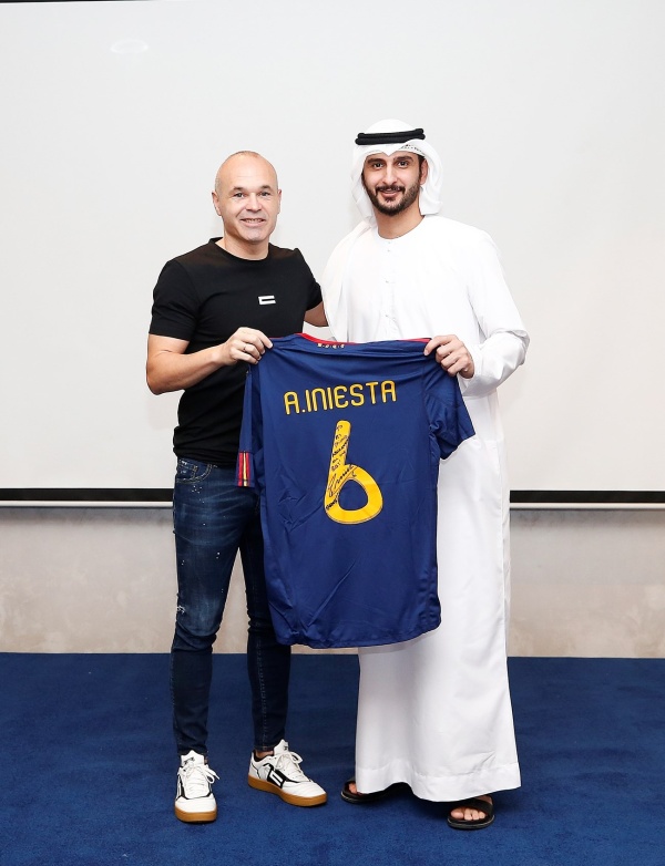 الرسام يطلق أكاديمية إنييستا في دبي الرسام يطلق أكاديمية إنييستا في دبي