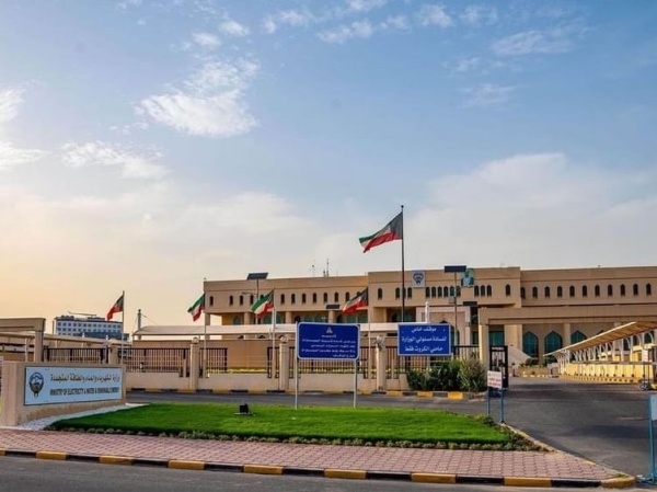 الكويت حريق في محطة للقوى الكهربائية وتقطير المياه بعد هجوم إيراني الكويت حريق في محطة للقوى الكهربائية وتقطير المياه بعد هجوم إيراني