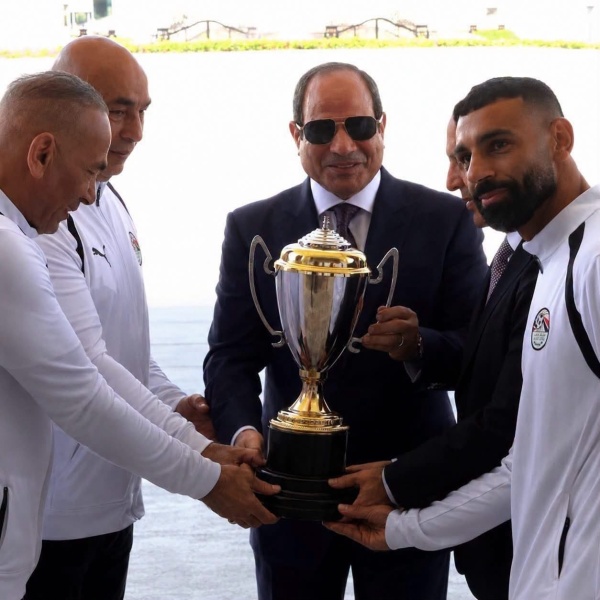 السيسي يستقبل منتخب مصر ويؤكد للاعبين مكاسبكم أكبر من كرة القدم