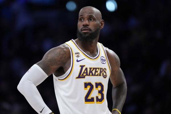 لماذا تنازل ليبرون جيمس عن 93 من راتبه لماذا تنازل ليبرون جيمس عن 93 من راتبه
