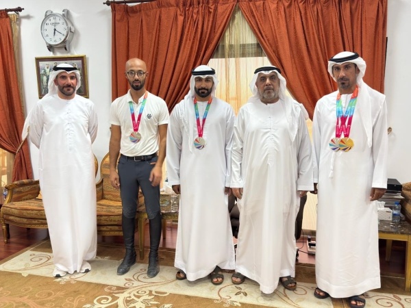 عبدالله بن ماجد يستقبل فرسان الشارقة لقفز الحواجز ويشيد بإنجازاتهم