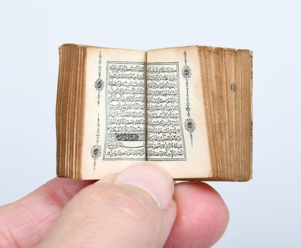 بالصور مصحف مصغر عمره 130 عاما في معرض أبوظبي للكتاب بالصور مصحف مصغر عمره 130 عاما في معرض أبوظبي للكتاب
