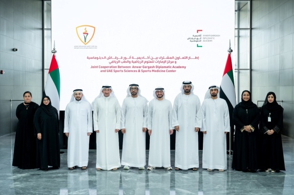 أكاديمية أنور قرقاش الدبلوماسية ومركز الإمارات للعلوم الرياضية يوقعان مذكرة تعاون