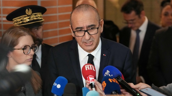 وزير الداخلية يكشف دوافع مطلق النار قرب باريس