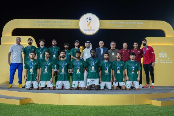 سلطان بن أحمد القاسمي يتو ج الفائز بكأس رئيس جامعة الشارقة لثمانيات كرة القدم سلطان بن أحمد القاسمي يتو ج الفائز بكأس رئيس جامعة الشارقة لثمانيات كرة القدم
