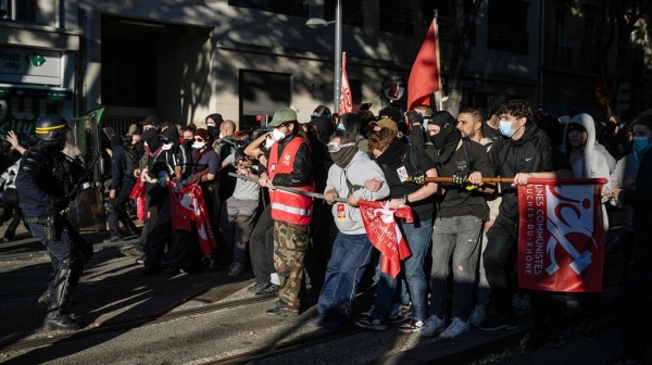 يوم جديد من الاحتجاجات على غلاء المعيشة في فرنسا يوم جديد من الاحتجاجات على غلاء المعيشة في فرنسا