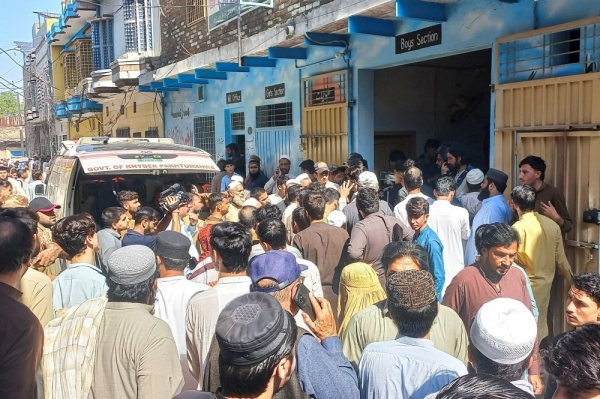 مقتل 17 طفلا وإصابة أكثر من 40 إثر انهيار سقف مدرسة في باكستان مقتل 17 طفلا وإصابة أكثر من 40 إثر انهيار سقف مدرسة في باكستان