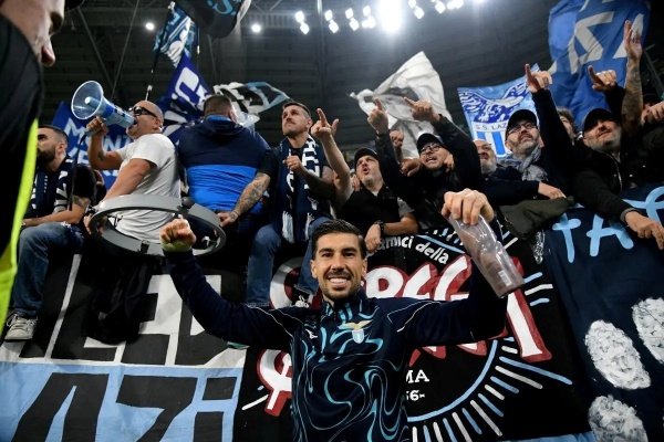 لماذا يقاطع جمهور لاتسيو مباريات ملعبه ويملأ المدر جات خارجها لماذا يقاطع جمهور لاتسيو مباريات ملعبه ويملأ المدر جات خارجها