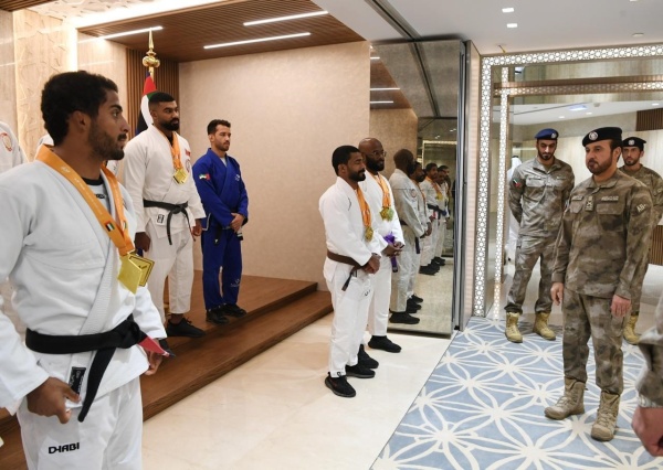 قائد عام شرطة أبوظبي يستقبل منتخبي الجوجيتسو والترايثلون قائد عام شرطة أبوظبي يستقبل منتخبي الجوجيتسو والترايثلون