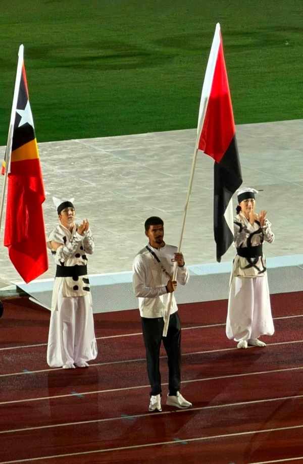 محمد عثمان يحمل علم الإمارات في ختام آيتشي ناغويا 2026