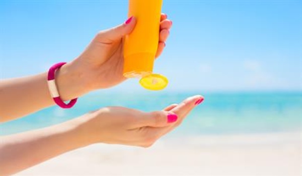 عاجل وزارة الصحة تصدر دليل شامل يكشف تفاصيل عامل الحماية spf كيف تختار واقي الشمس لحماية بشرتك بنسبة 98 عاجل وزارة الصحة تصدر دليل شامل يكشف تفاصيل عامل الحماية spf كيف تختار واقي الشمس لحماية بشرتك بنسبة 98