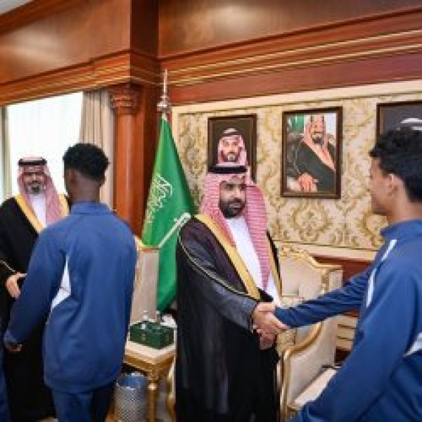 أمير جازان يستقبل فريق متوسطة أحد المسارحة المتوج بكأس نخبة دوري المدارس لكرة القدم للبنين