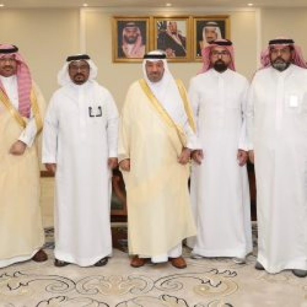أمير نجران ي سل م متبرعين بالكلى وسام الملك عبدالعزيز من الدرجة الثالثة