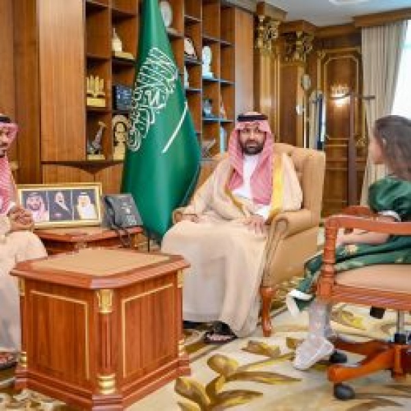 أمير منطقة جازان يكر م الفائزين بجائزة الأميرة صيتة بنت عبدالعزيز للمواطنة المسؤولة