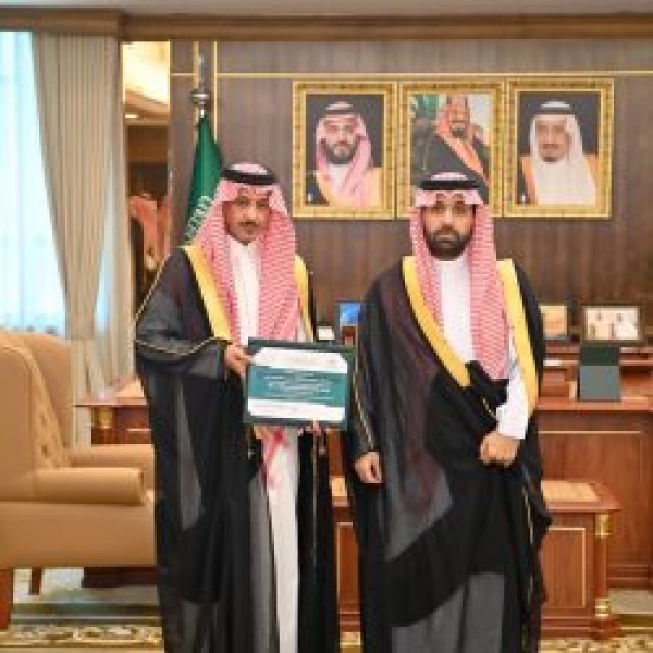 أمير منطقة جازان يط لع على أعمال مبادرة قافلة التنمية الرقمية في عامها الأول