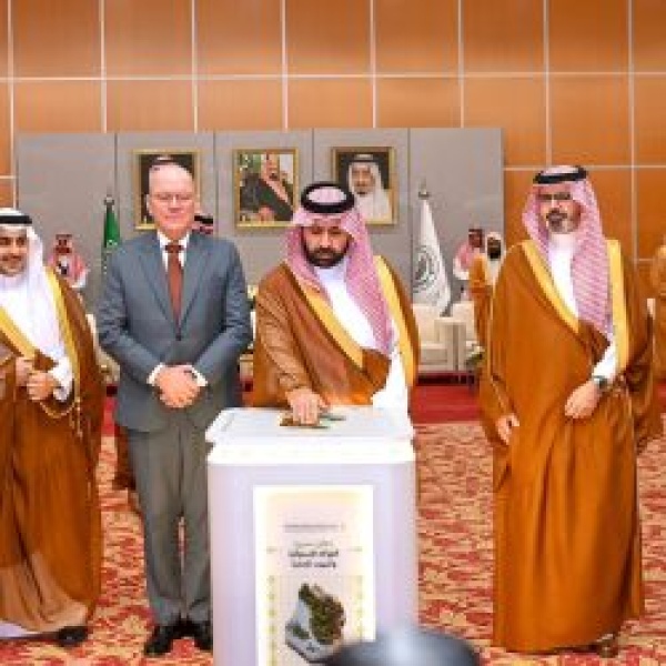 أمير منطقة جازان يطلق مشروع الفواكه الاستوائية والبيوت المحمية باستثمارات جاوزت الـ 600 مليون ريال أمير منطقة جازان يطلق مشروع الفواكه الاستوائية والبيوت المحمية باستثمارات جاوزت الـ 600 مليون ريال