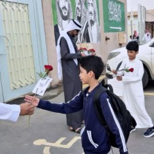 بلدية الدرب تشارك الطلاب والطالبات فرحة العودة إلى الدراسة بالورود بلدية الدرب تشارك الطلاب والطالبات فرحة العودة إلى الدراسة بالورود