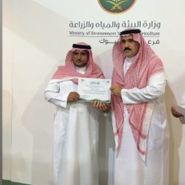 مدير مكتب وزارة البيئة والمياه والزراعة بمحافظة تيماء يكرم الأستاذ غائب العنزي