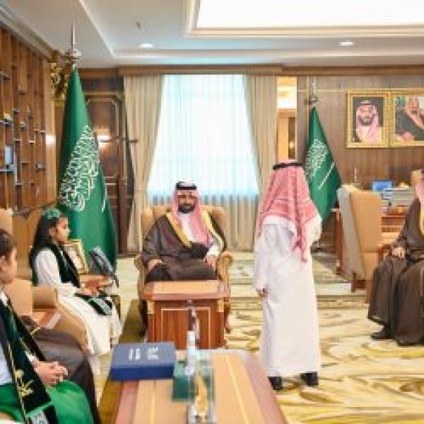 أمير جازان يلتقي مدير تعليم المنطقة وعدد ا من الطلاب والطالبات أمير جازان يلتقي مدير تعليم المنطقة وعدد ا من الطلاب والطالبات